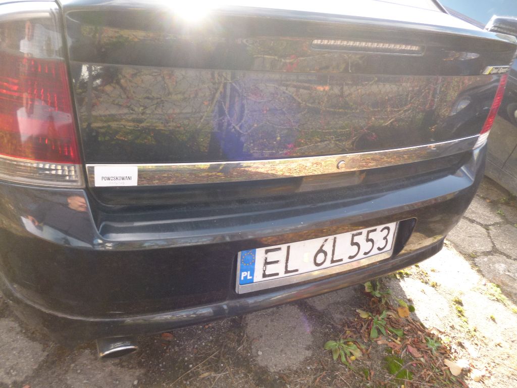 Zdjęcie przedstawia tył pojazdu.
