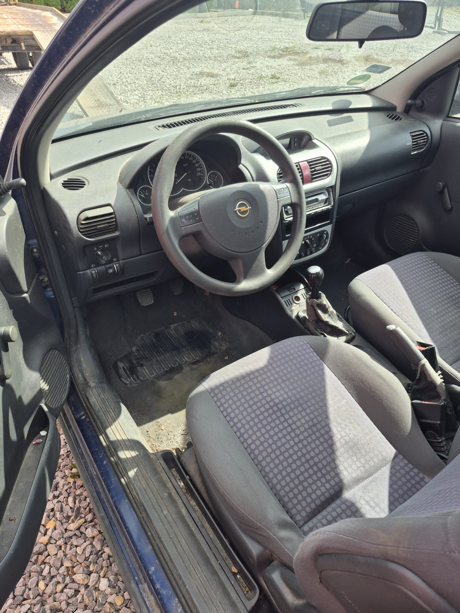 Wnętrze samochodu OPEL CORSA C. Wnętrze wymagające czyszczenia - wyeksploatowane.