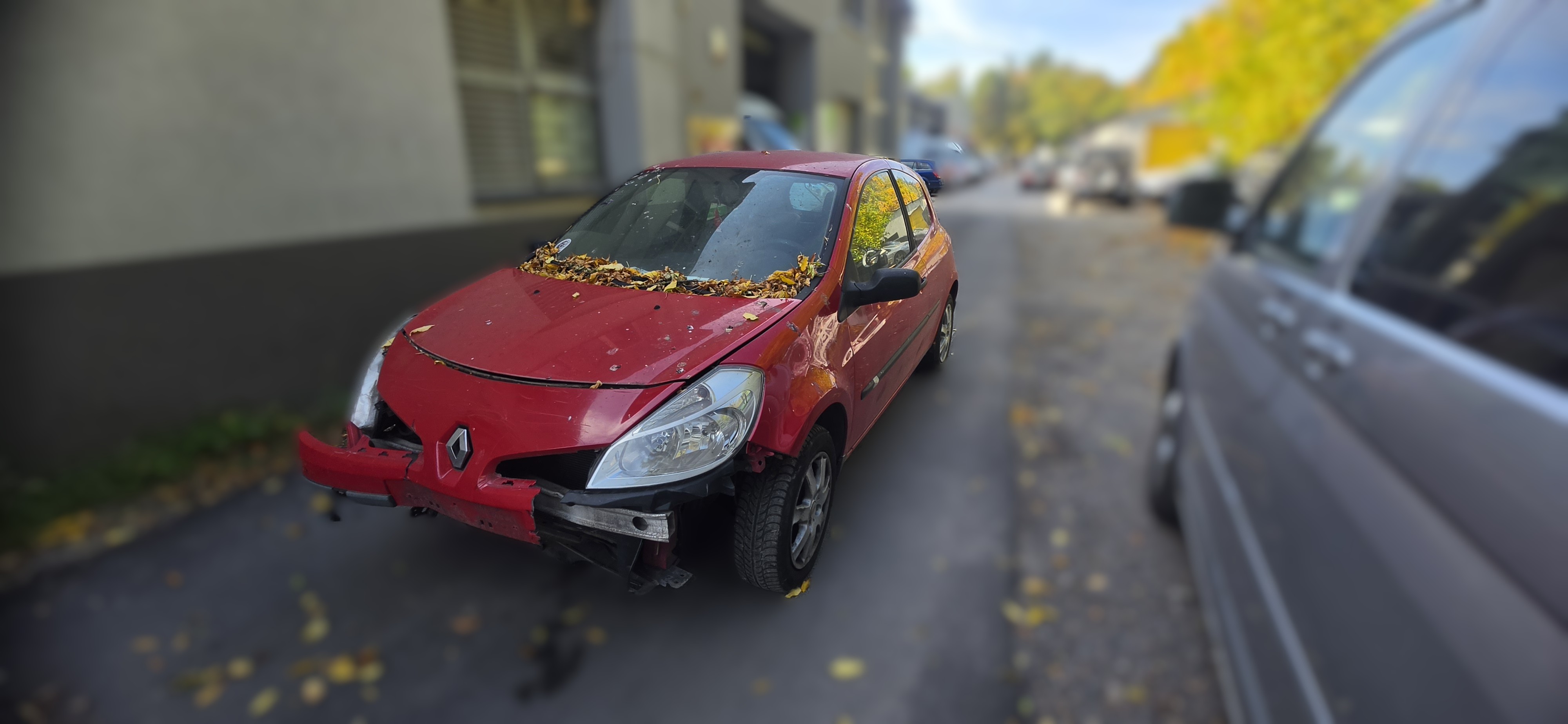 Zdjęcie pojazdu, widok z przodu na bok pojazdu.