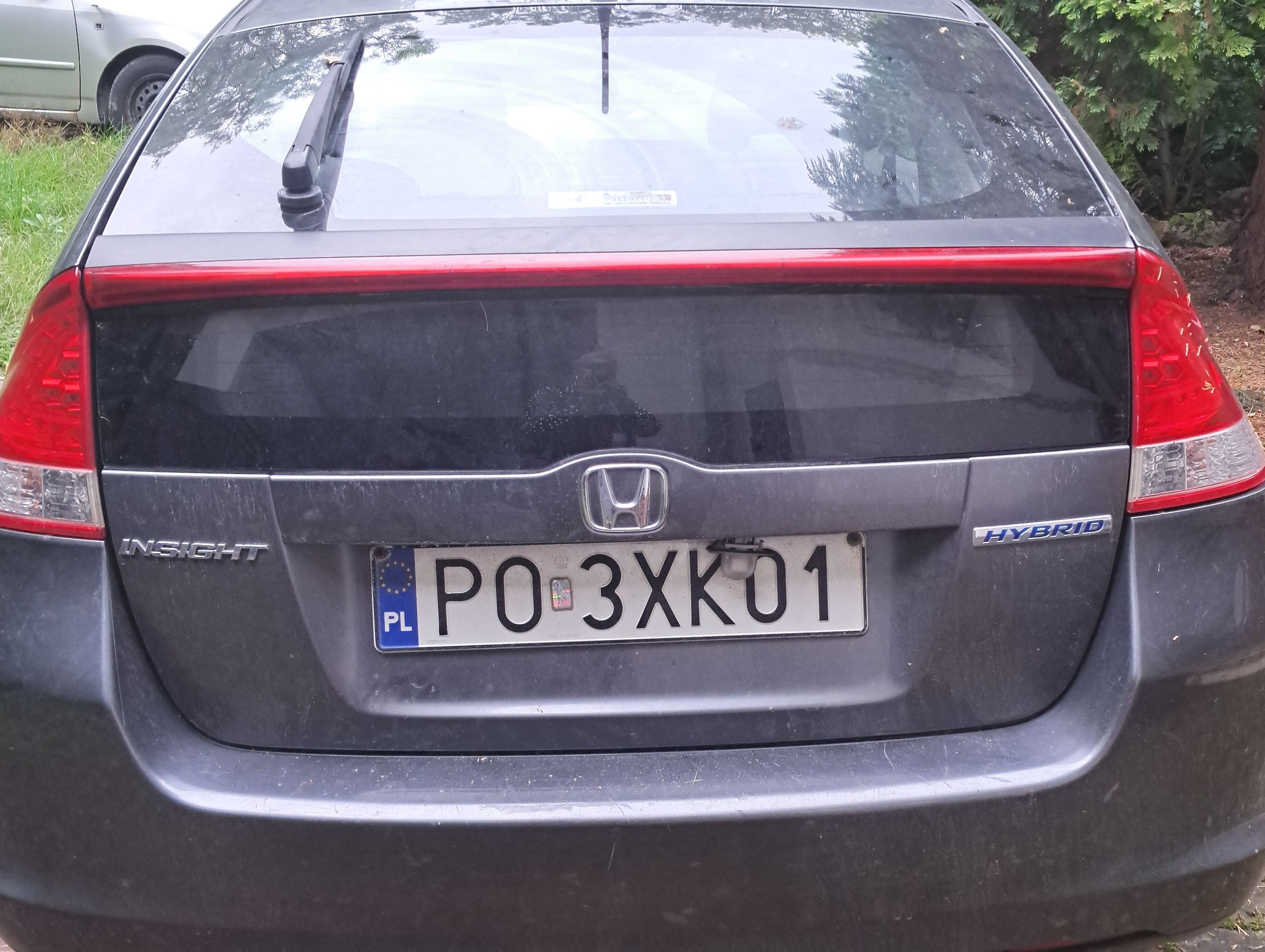 Widoczny tył pojazdu, bagażnik, tylna szyba