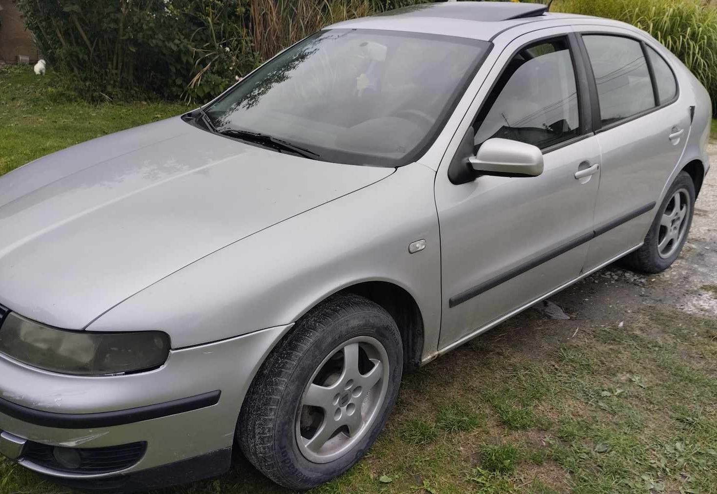 Na zdjęciu widoczny lewy bok pojazdu.