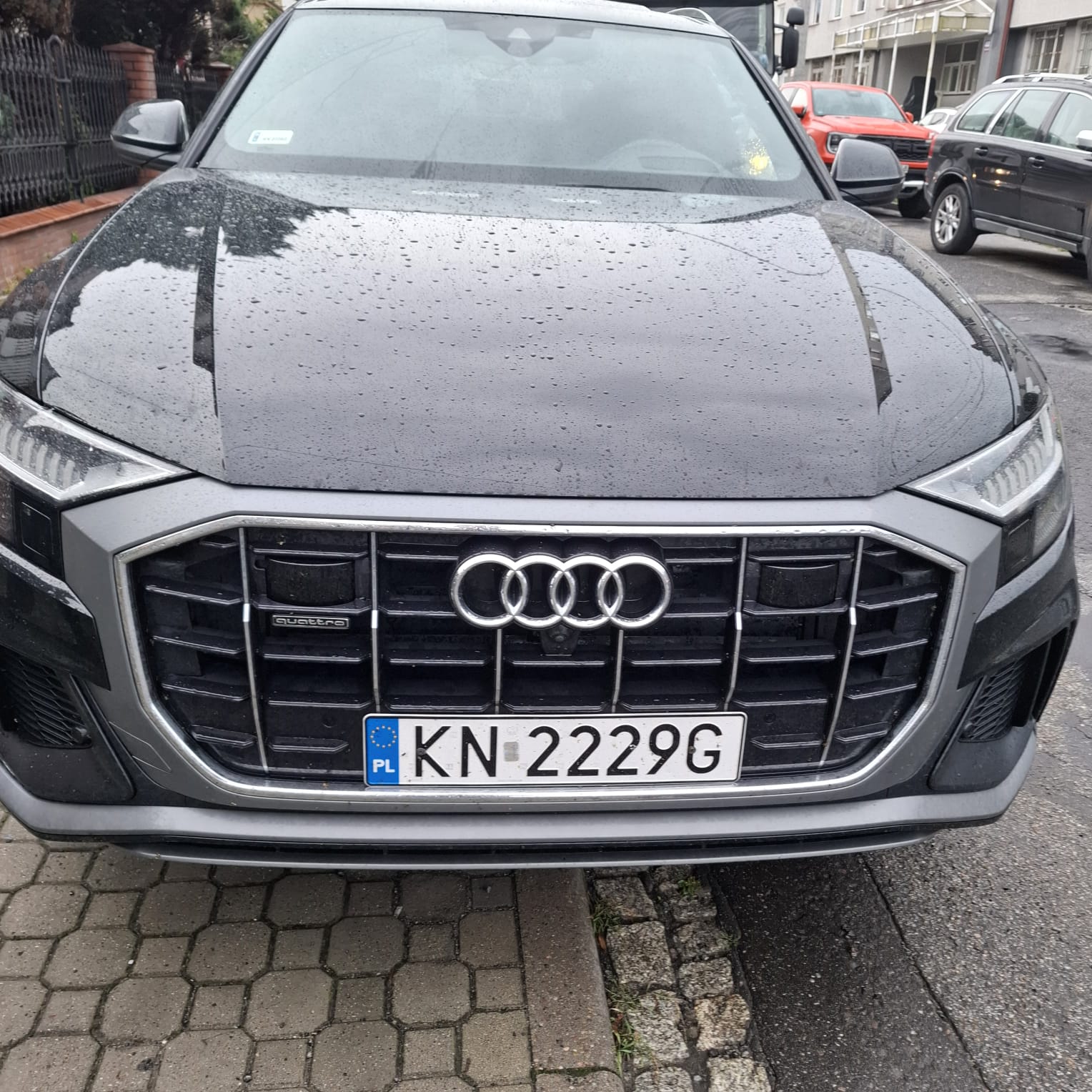 Przednia część czarnego samochodu marki Audi z rejestracją PL.