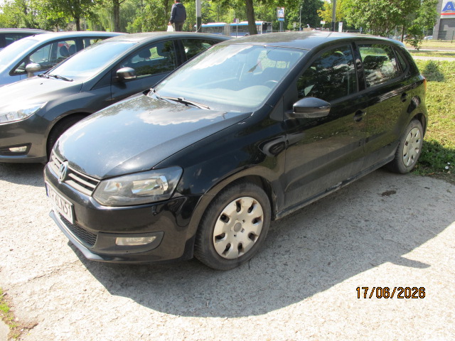 lewy bok pojazdu Volkswagen Polo koloru czarnego