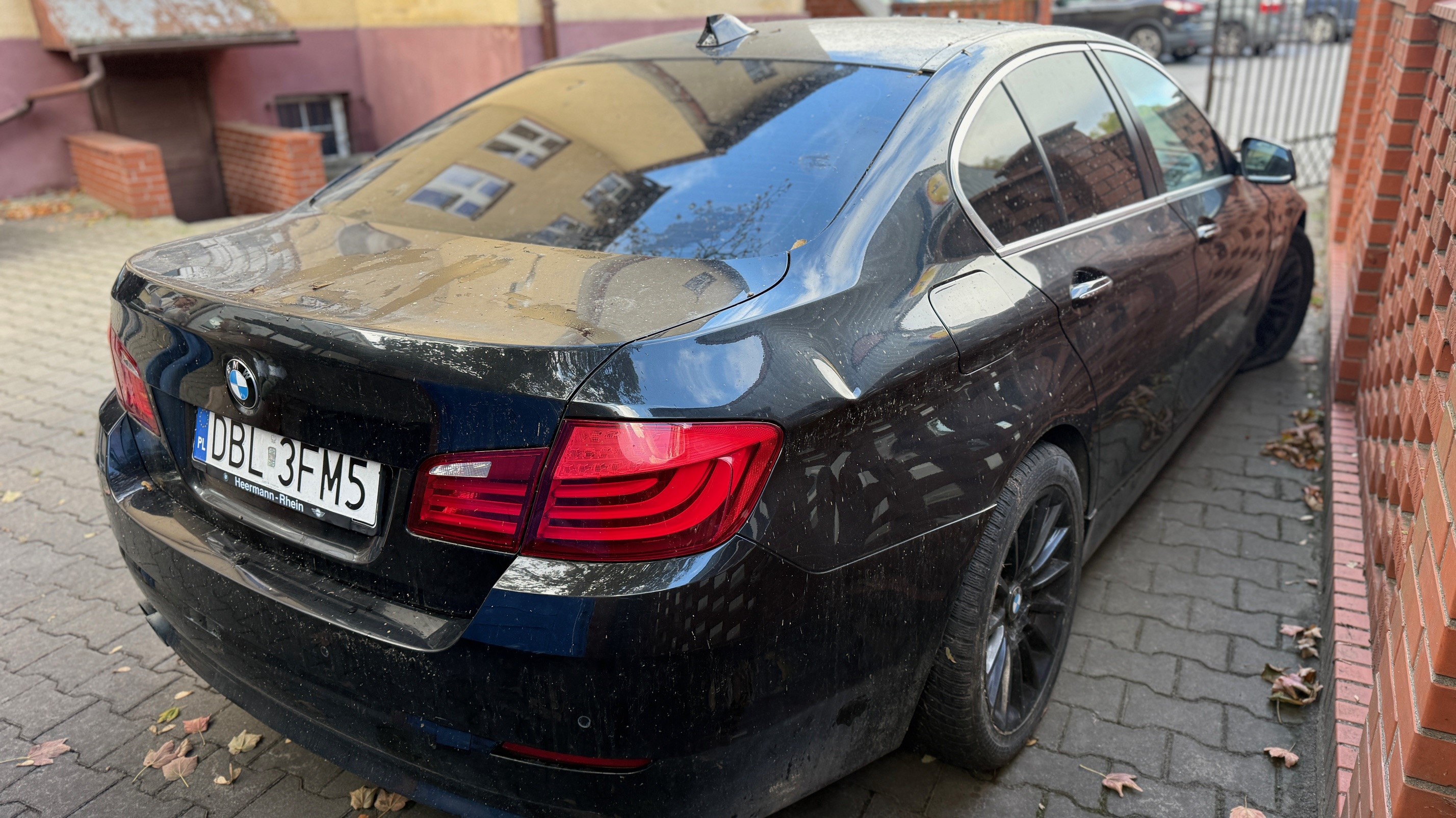 Widok na tył i prawy bok pojazdu.