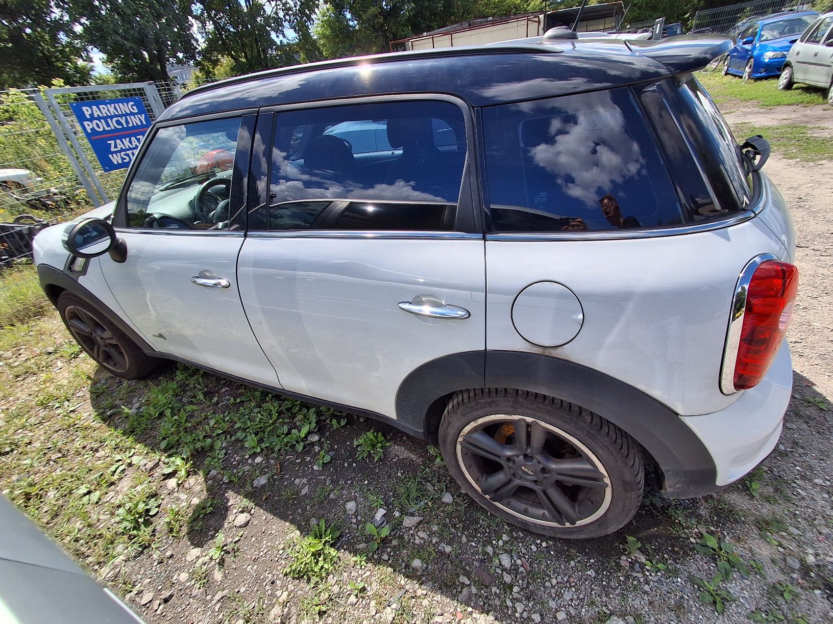 mini countryman widoczna lewa strona auta, nadwozie biało czarne