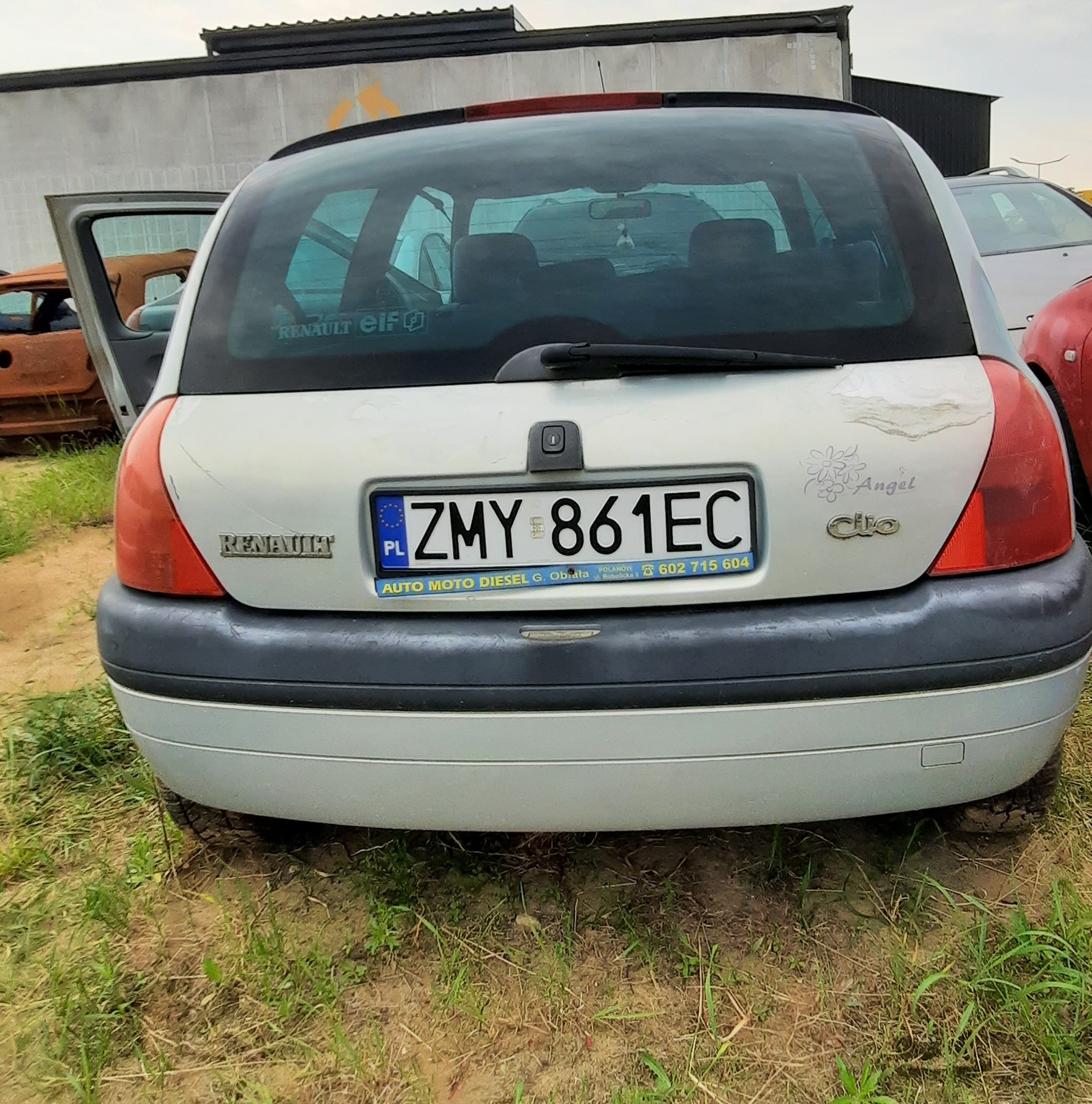 Tylna klapa z widocznymi zarysowaniami i złuszczonym lakierem