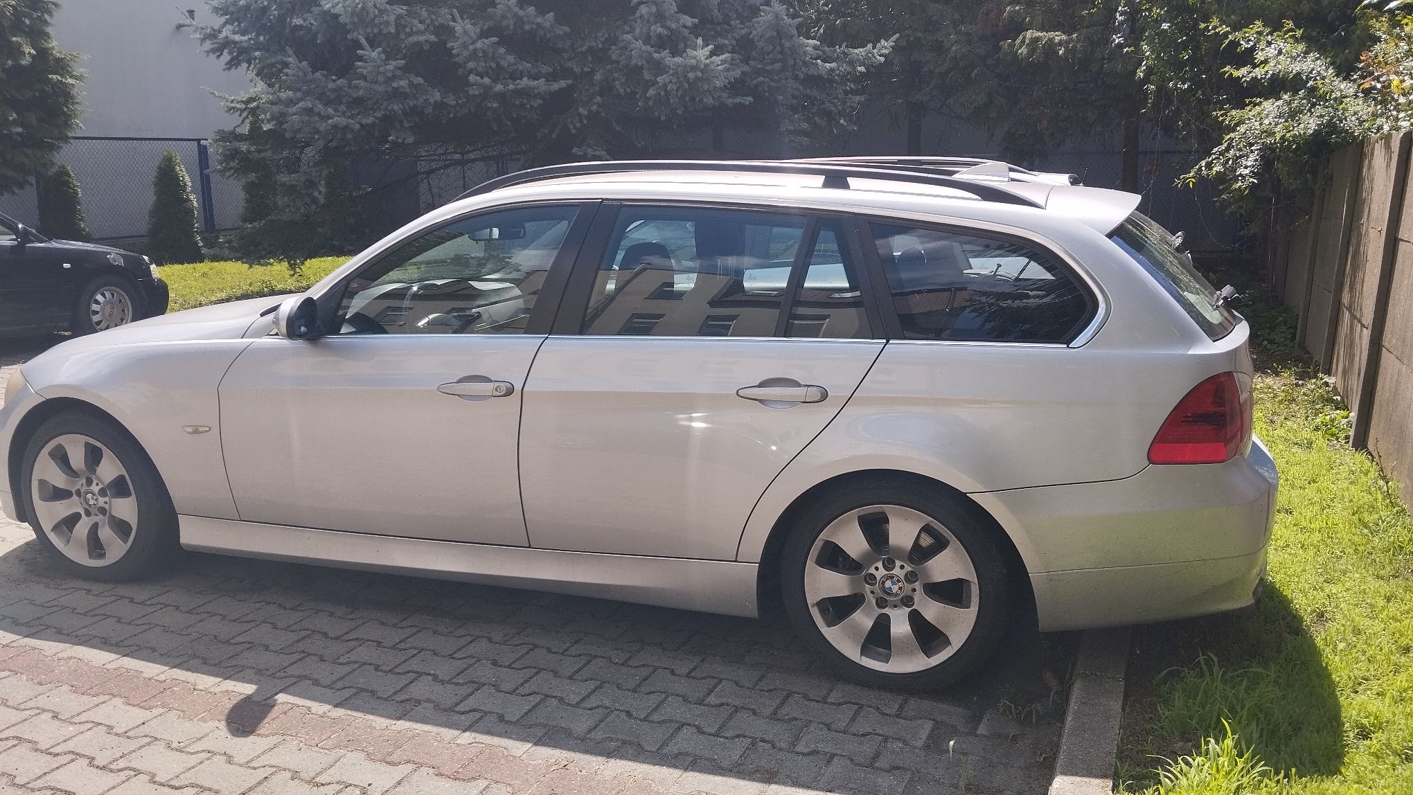 Srebrny BMW Serii 3 Touring, widok z boku