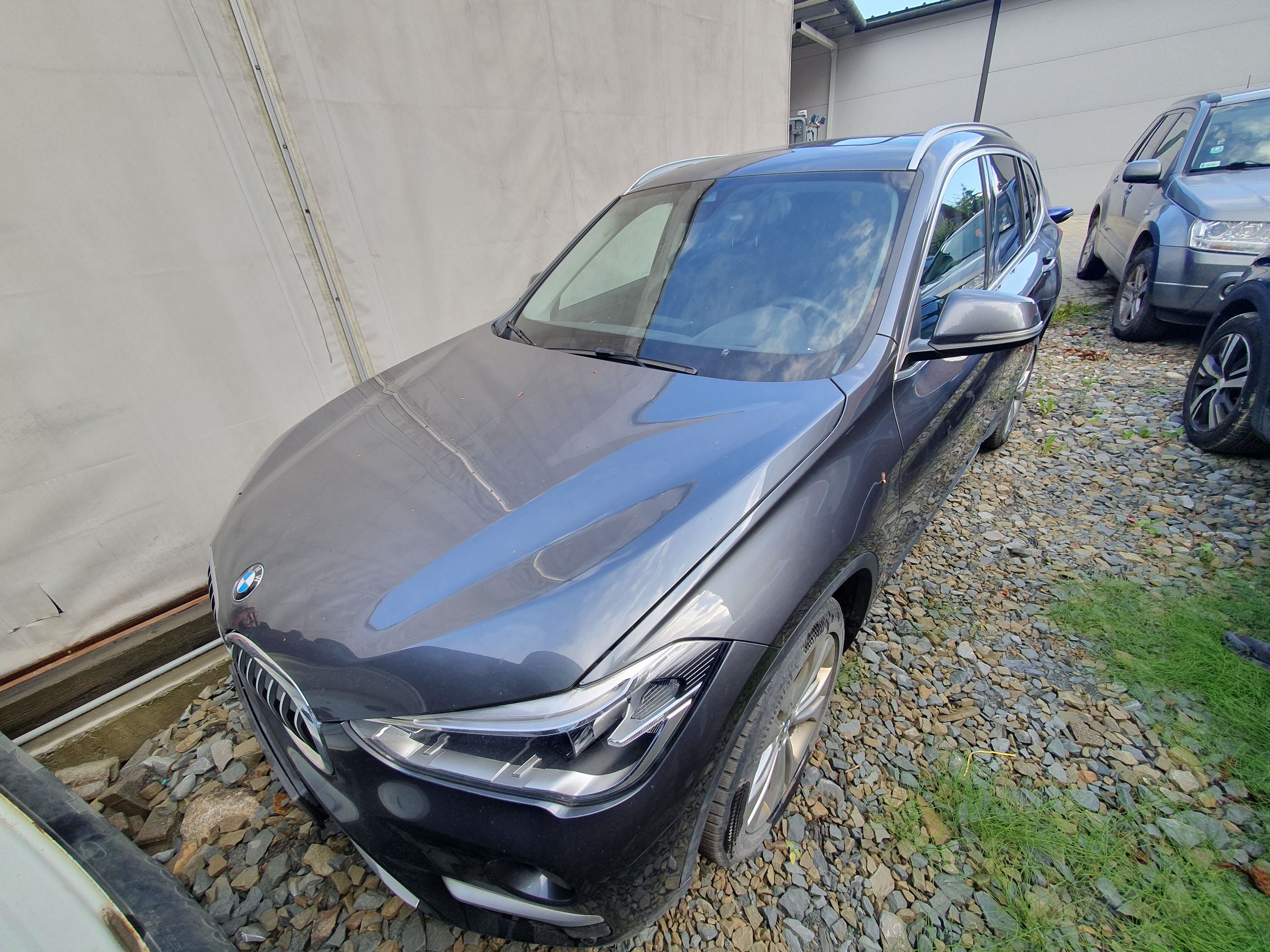 BMW X1 koloru grafitowego lewy przód