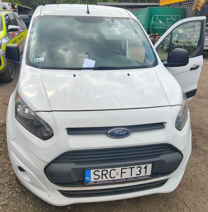 samochód osobowy marki ford koloru białego przód