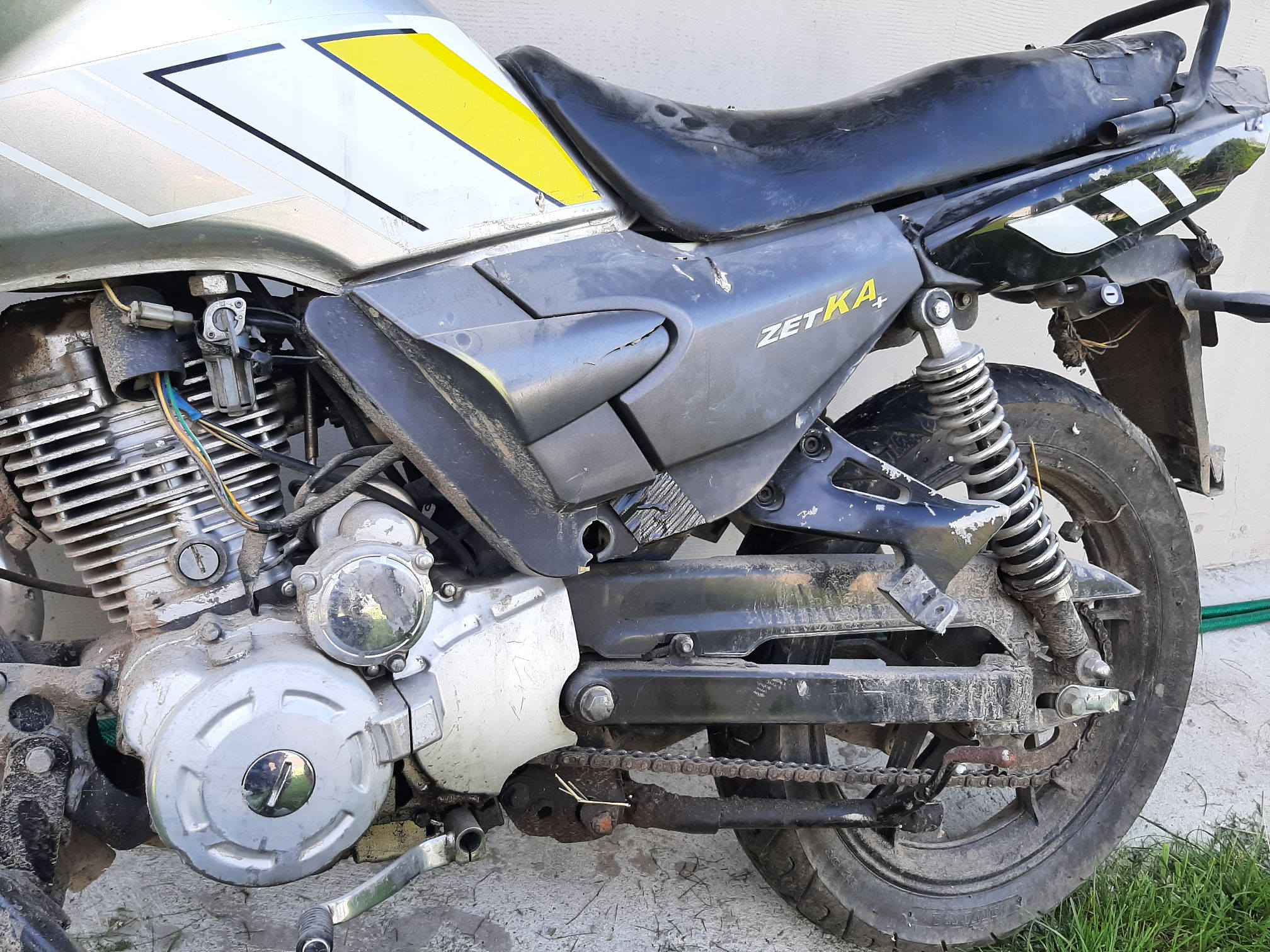 Widok lewego boku motoroweru Romet ZK50
