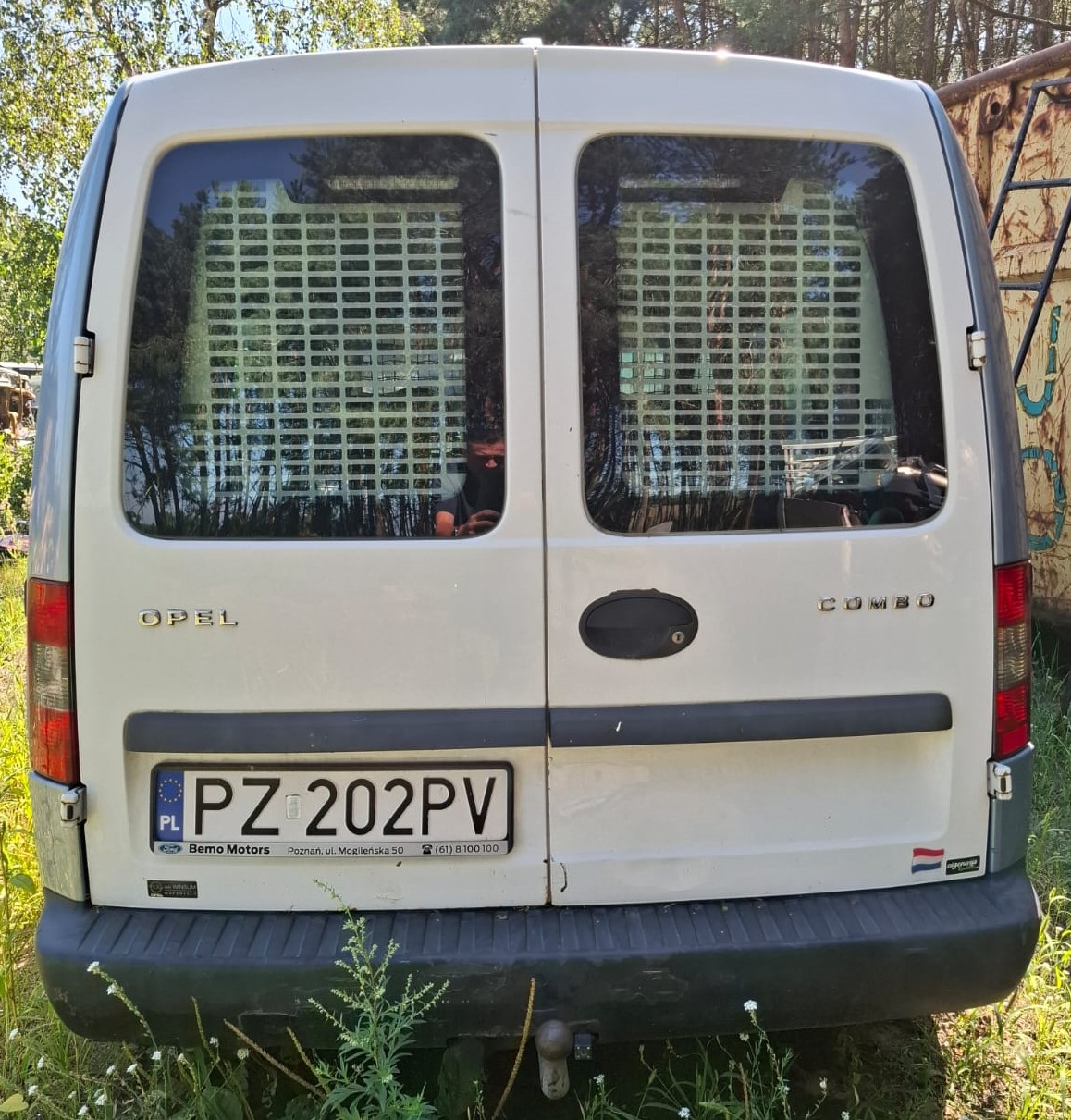 Tył Opla Combo z widocznymi drzwiami odbiegającymi kolorem od koloru karoserii pojazdu - na drzwiach widoczne oznaki korozji