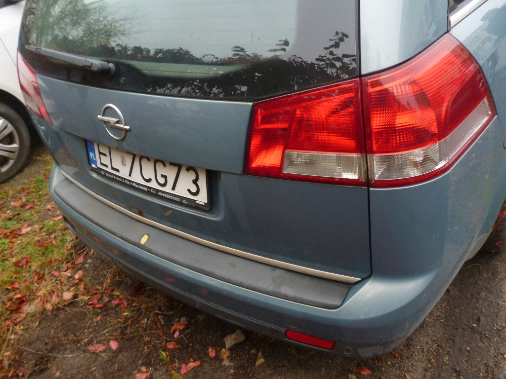 Zdjęcie przedstawia tył pojazdu z tablica rejestracyjną