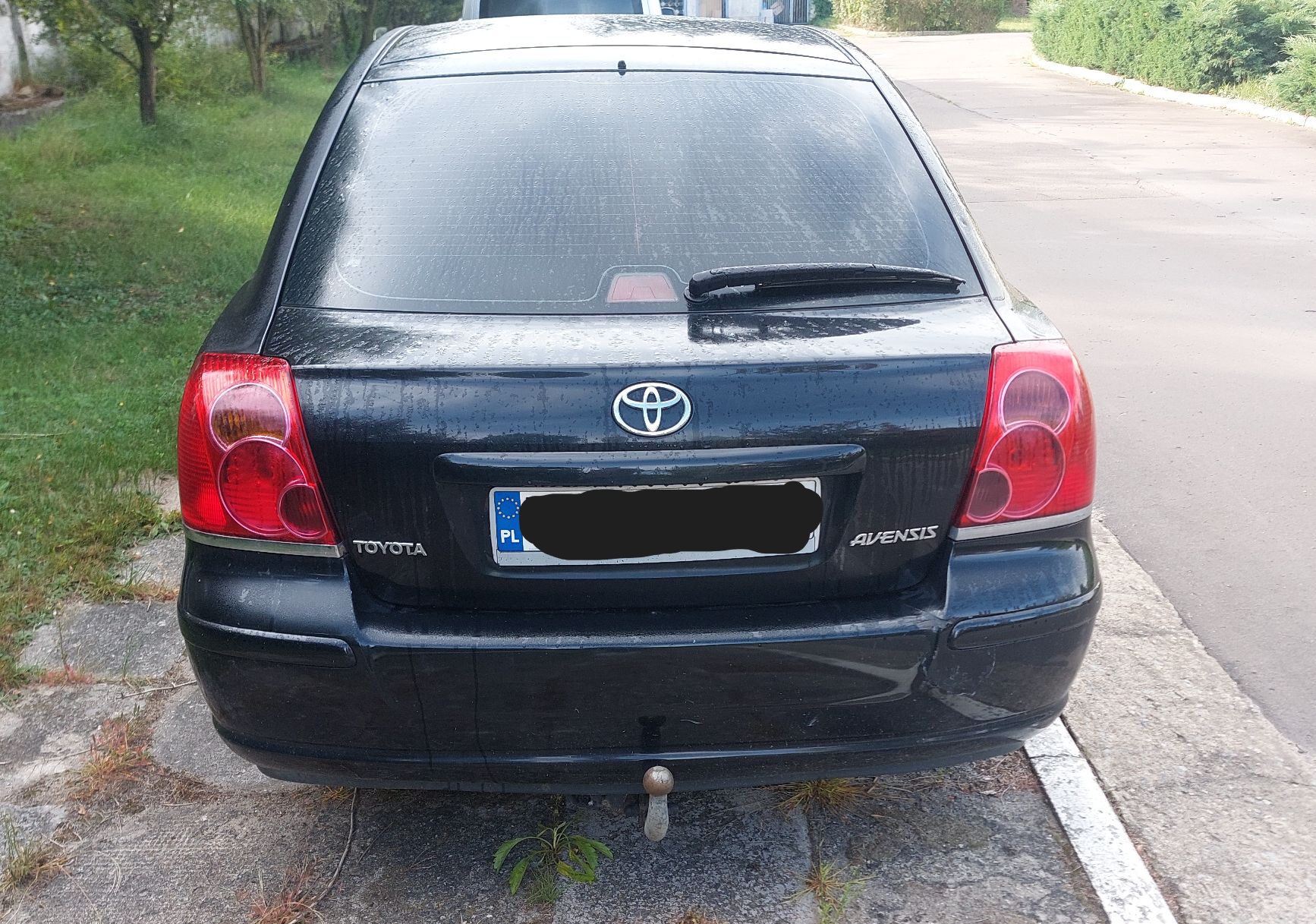 Samochód osobowy Toyota Avensis, tył samochodu, sedan, kolor czarny