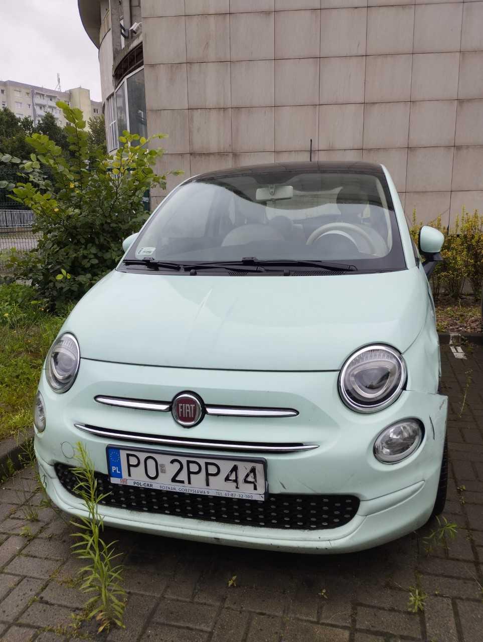 Trzydrzwiowy Fiat 500 w kolorze miętowym z uszkodzonym zderzakiem i lewym błotnikiem.