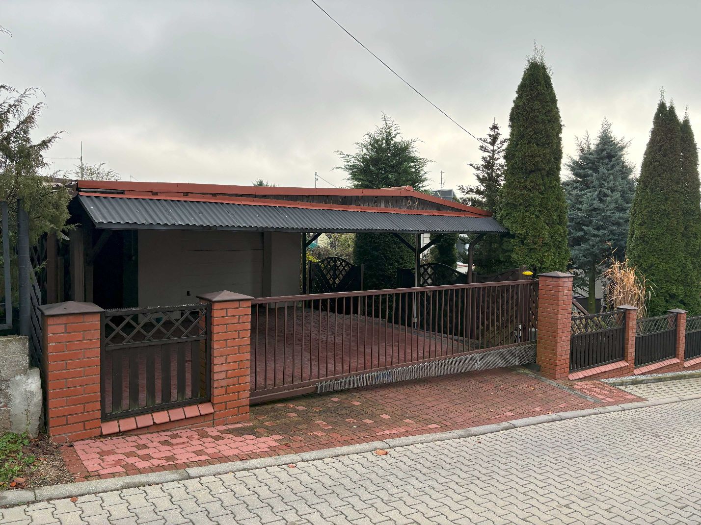 Budynek garażu wraz z wiatą, ogrodzenie murowano - drewniane