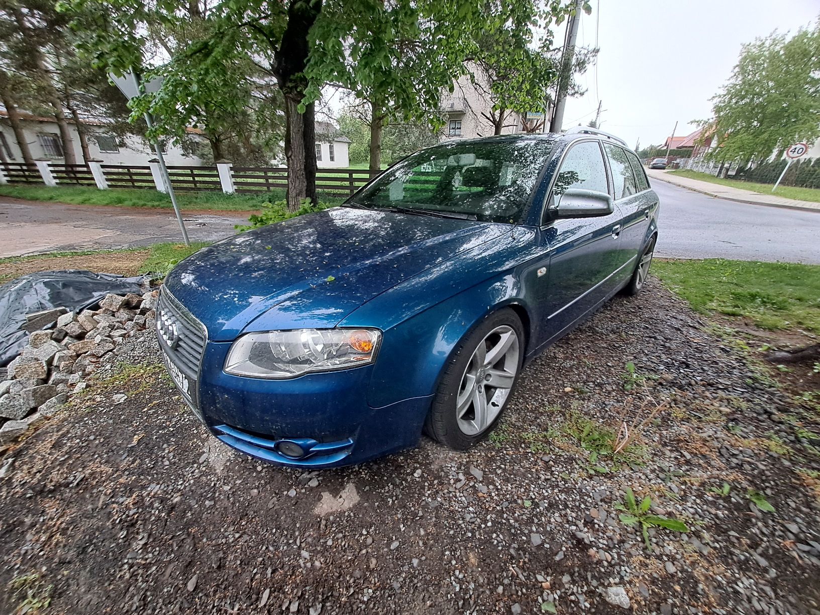 Przód i lewy bok niebieskiego samochodu Audi A4