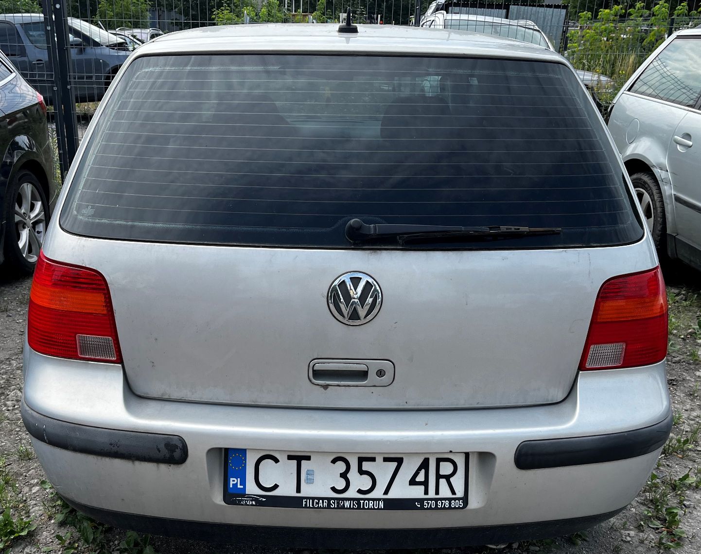 szary metalik Volkswagen Golf widoczny z tytułu