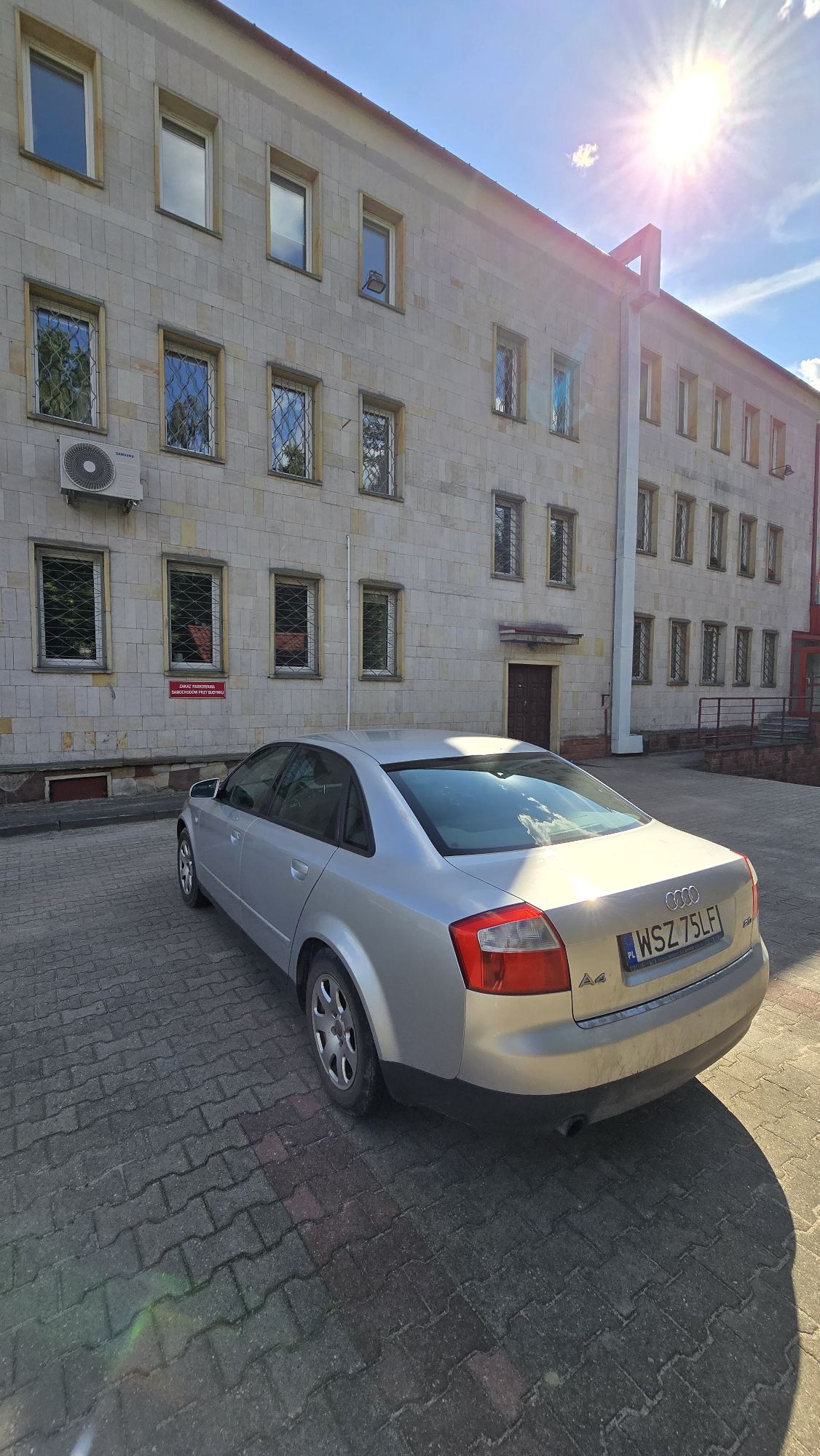 Lewy tylni profil pojazdu, brak wgnieceń, karoseria w stanie zadowalającym