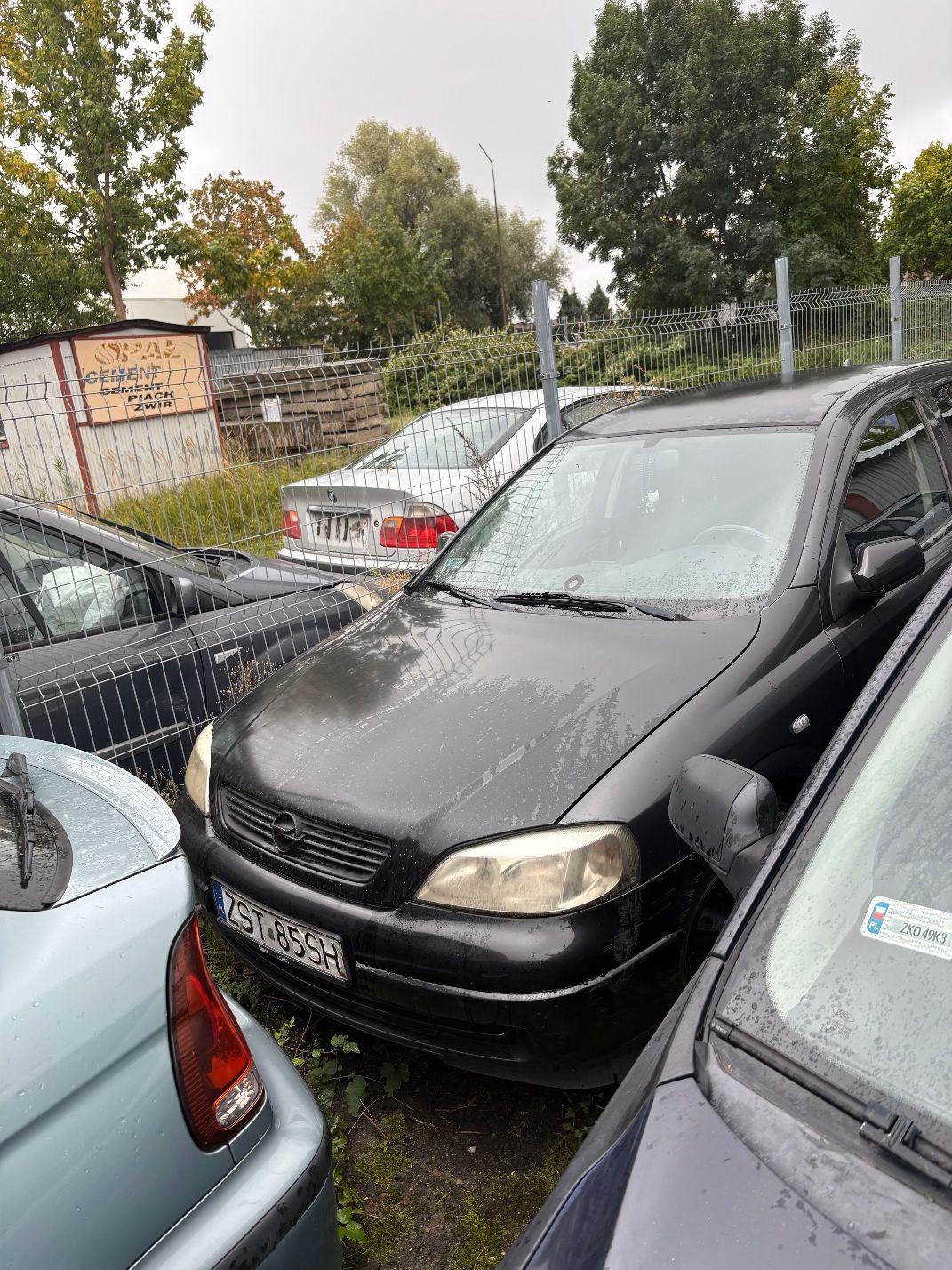 Liczne zadrapania i odpryski powłoki lakierniczej, w szczególności w okolicy zderzaka.
