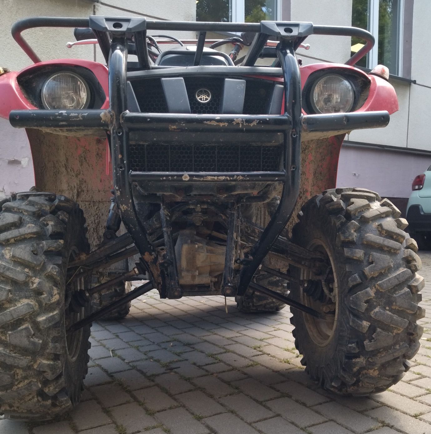 Quad Yamaha Grizlly w kolorze czerwonym widok napędów z przodu