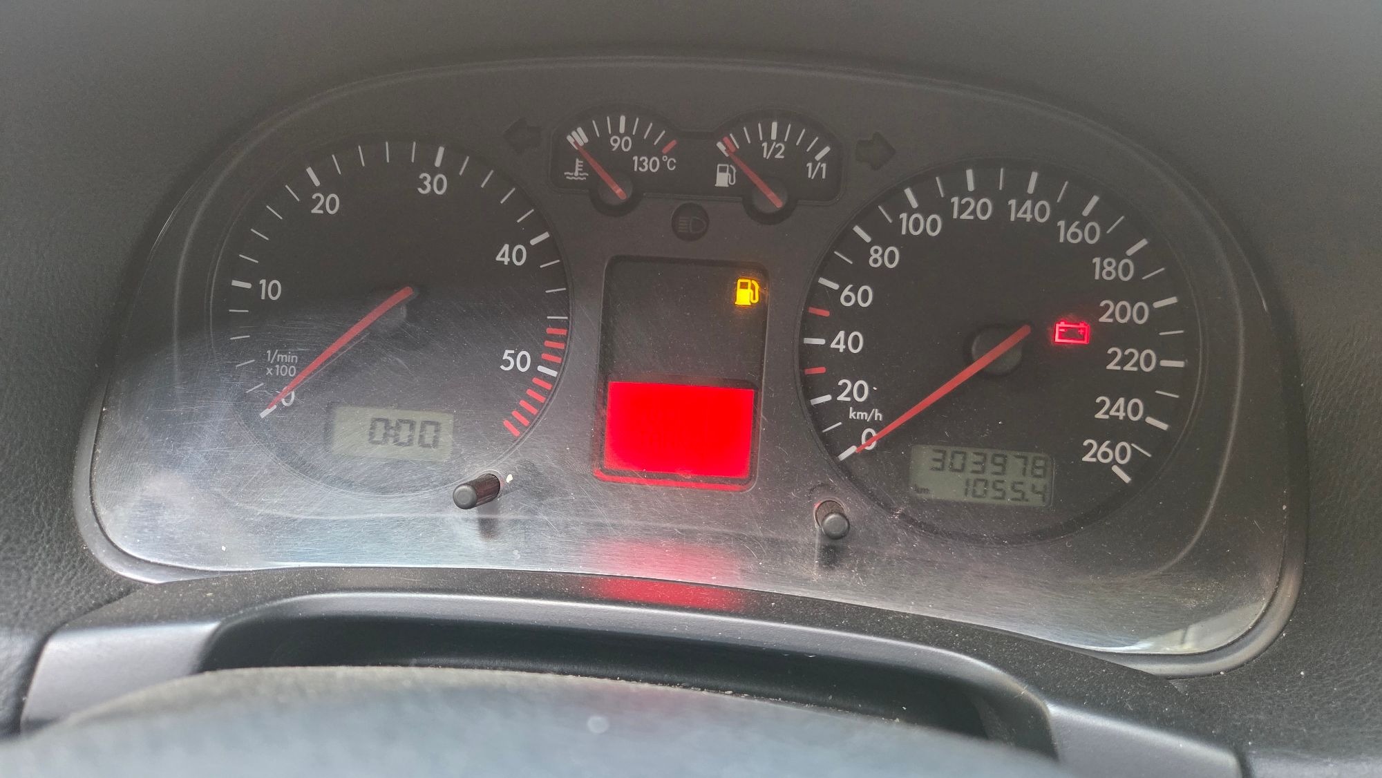 Widok licznika samochodu Volkswagen Golf w kolorze srebrnym.