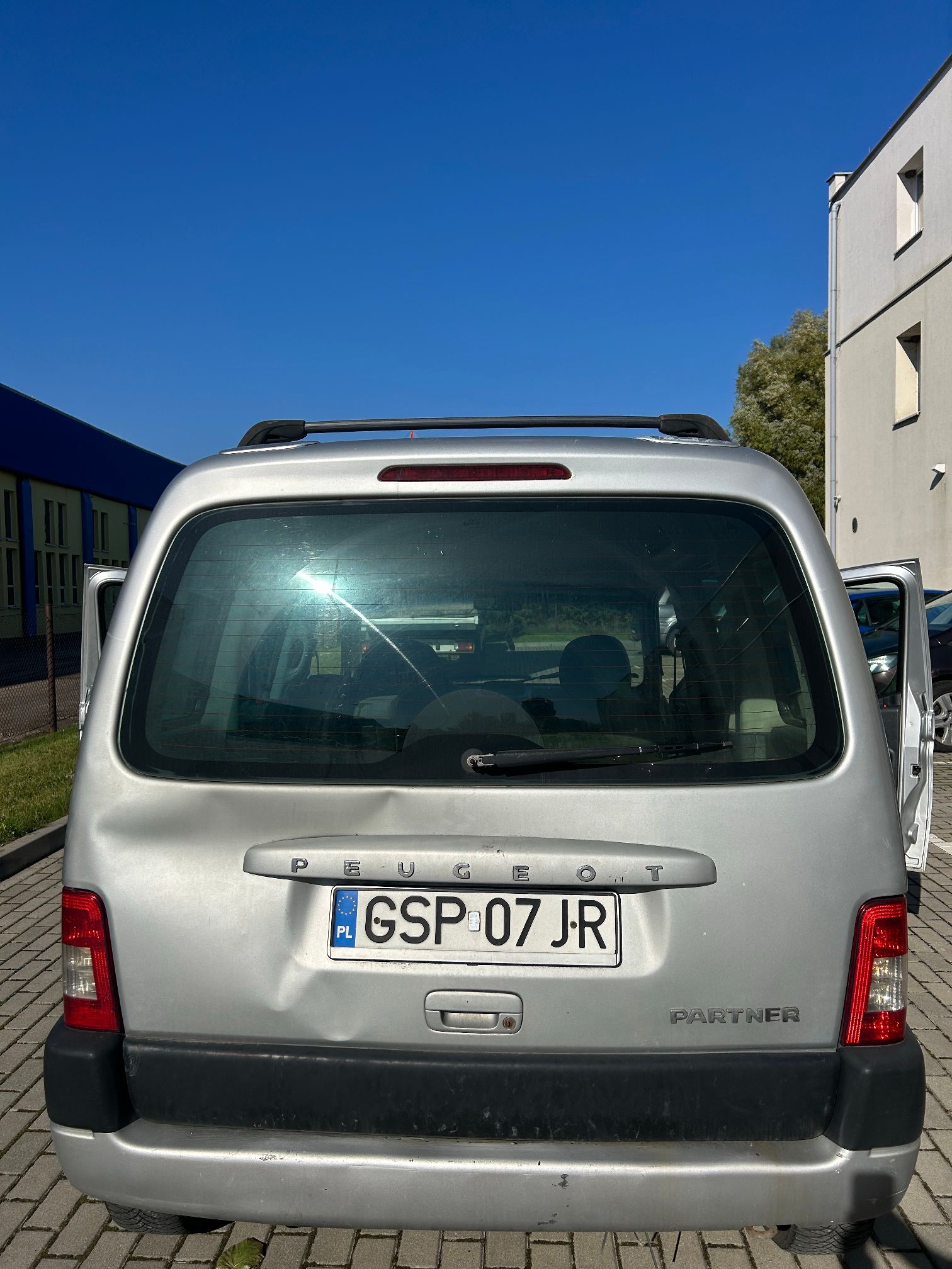 Tył pojazdu koloru srebrnego.