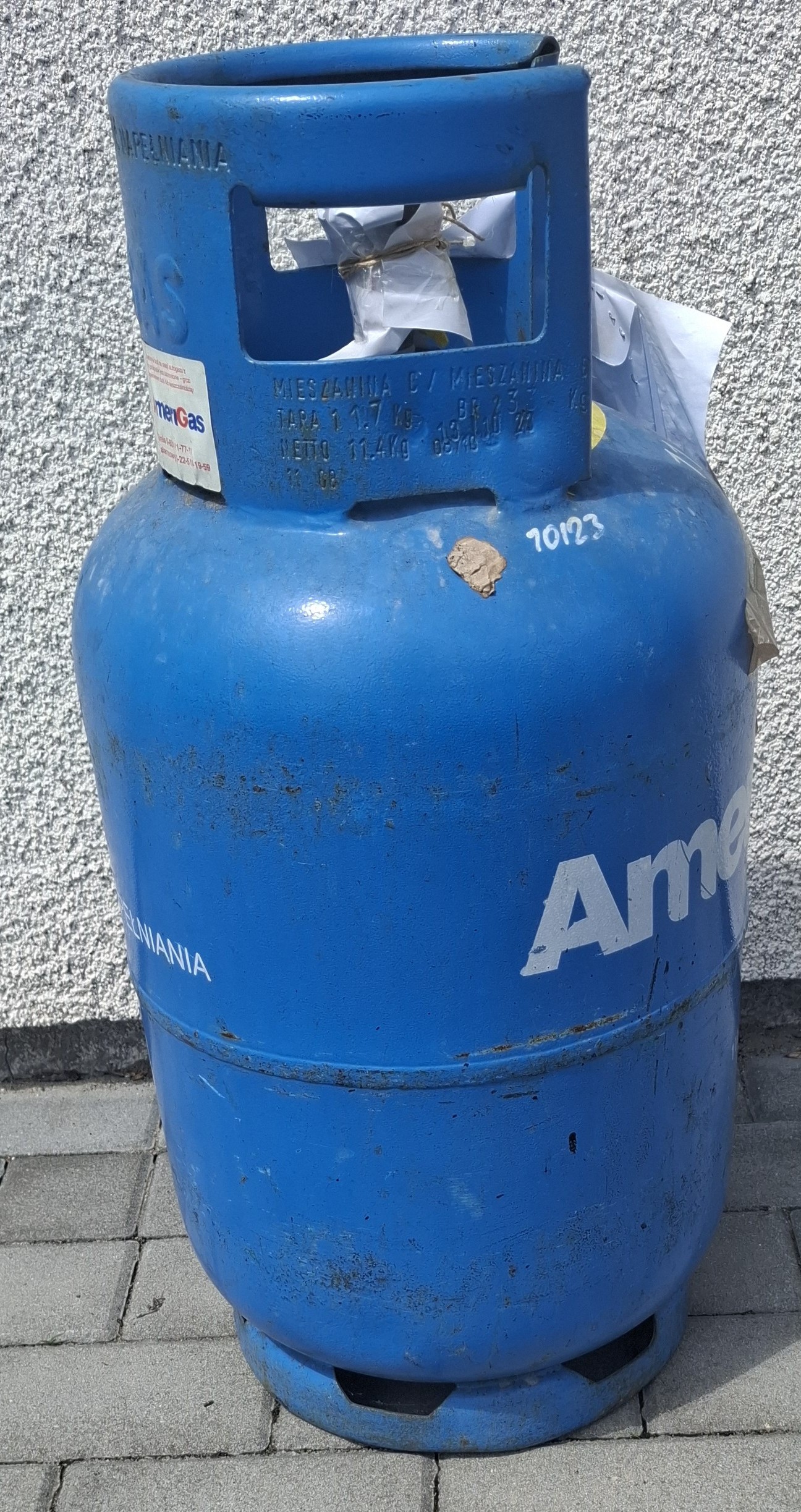 używana niebieska butla gazowa o wadze 11 kg na gaz propan-butan