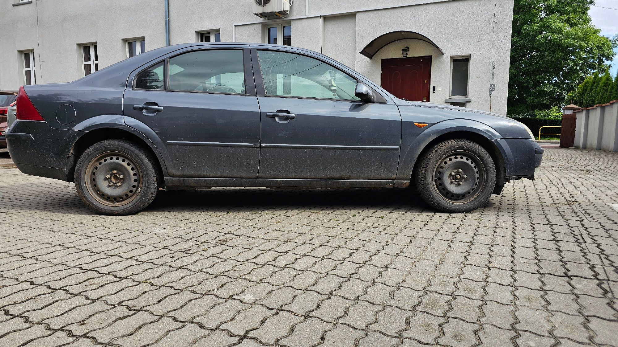 Ford Mondeo. widok prawa strona. Kolor grafitowy