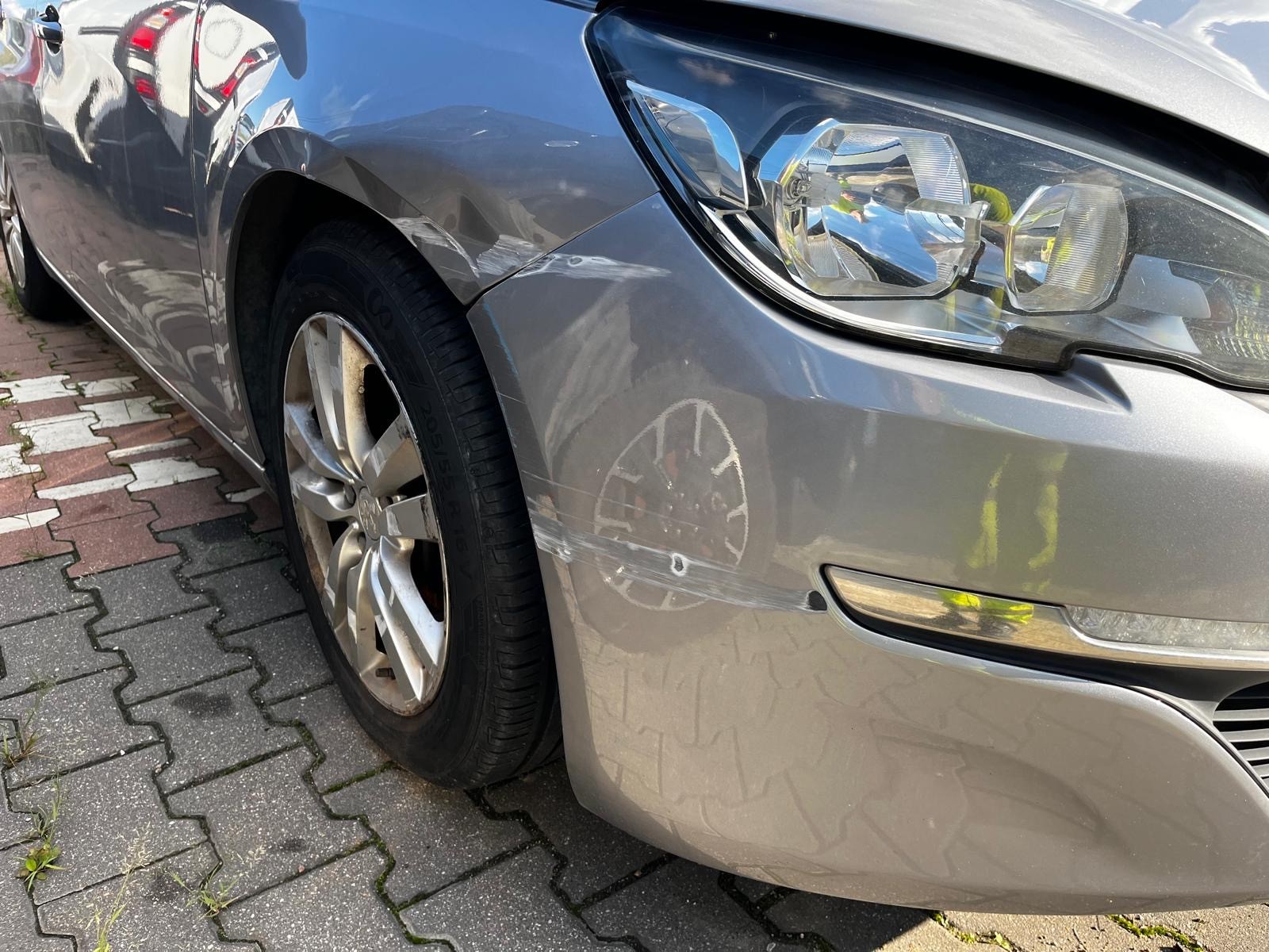 Zderzak i błotnik od strony pasażera