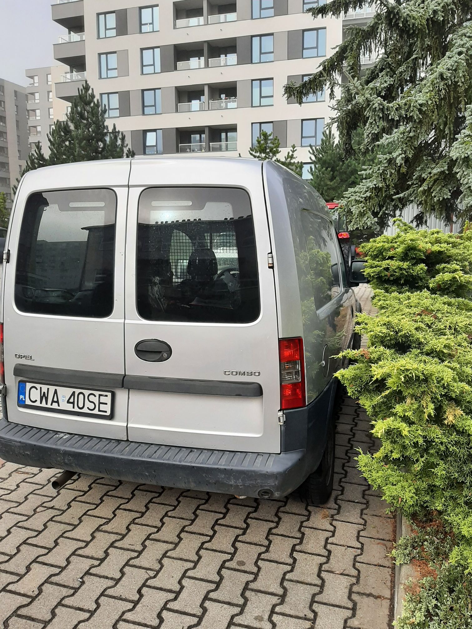 Opel Combo tył samochodu dostawczo-osobowego zamykany podwójnymi drzwiami