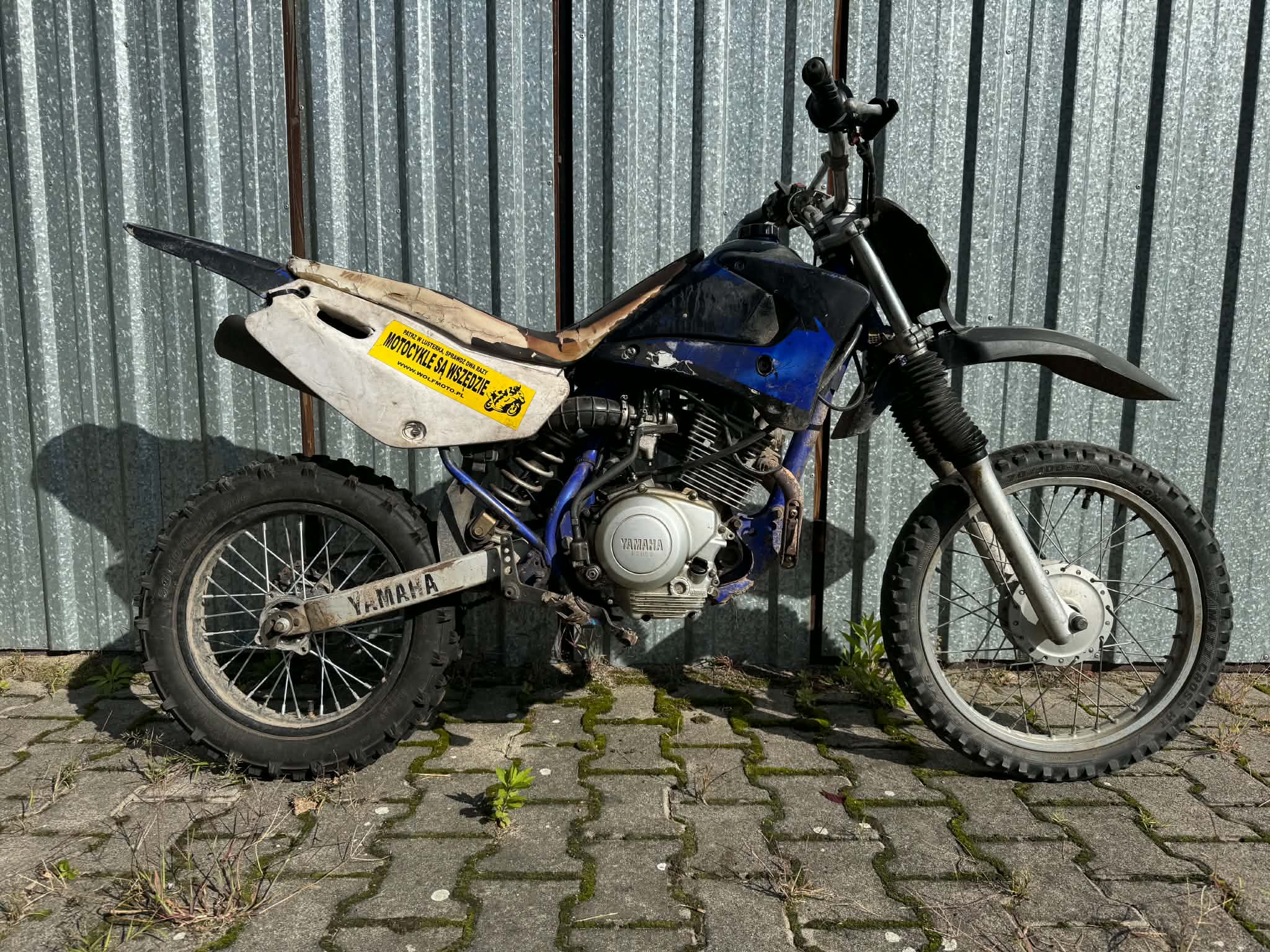 Motocykl terenowy Yamaha. Widać szerokie i mocno bieżnikowane opony.