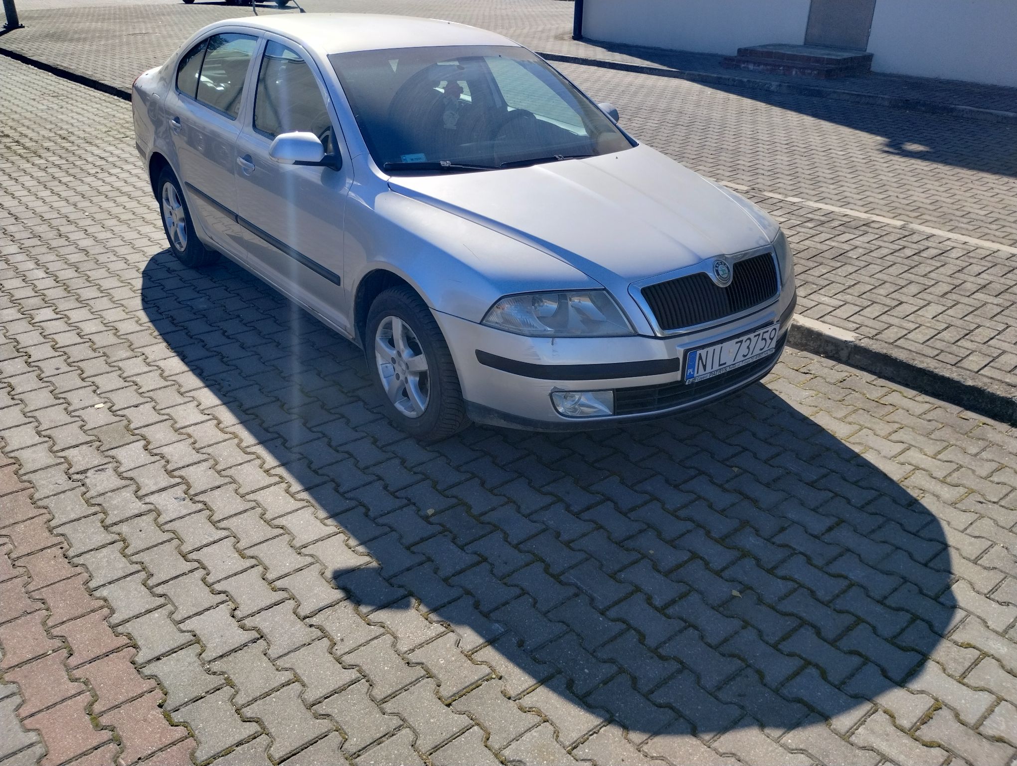 prawy profil pojazdu koloru srebrnego