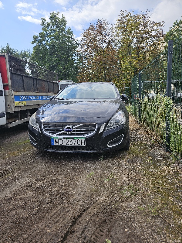 Samochód marki Volvo koloru czarnego. Widok z przodu.