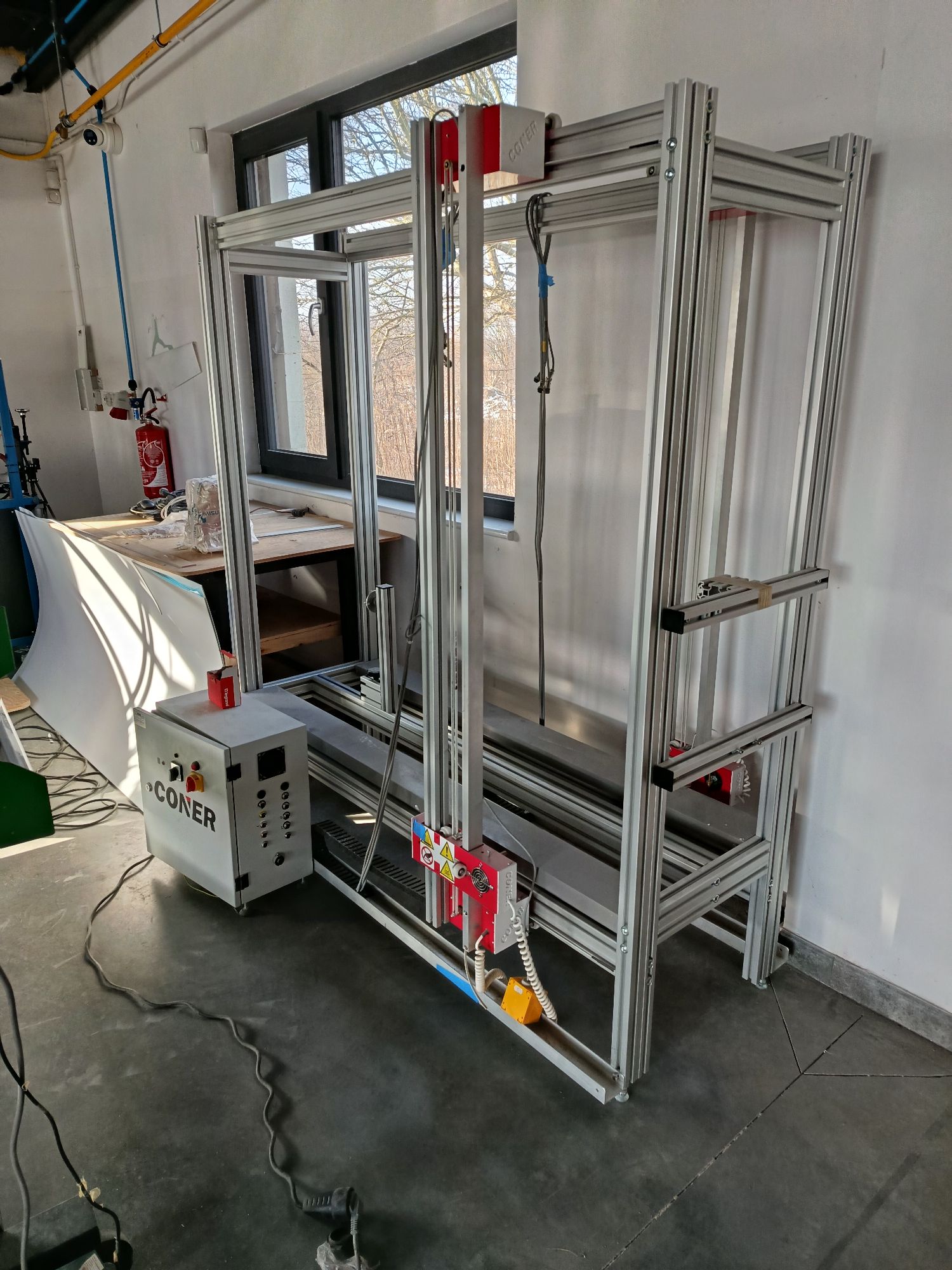 Ploter termiczny CNC do cięcia styroduru (XPS), styropianu (EPS) i pianek za pomocą rozgrzanego drutu oporowego.