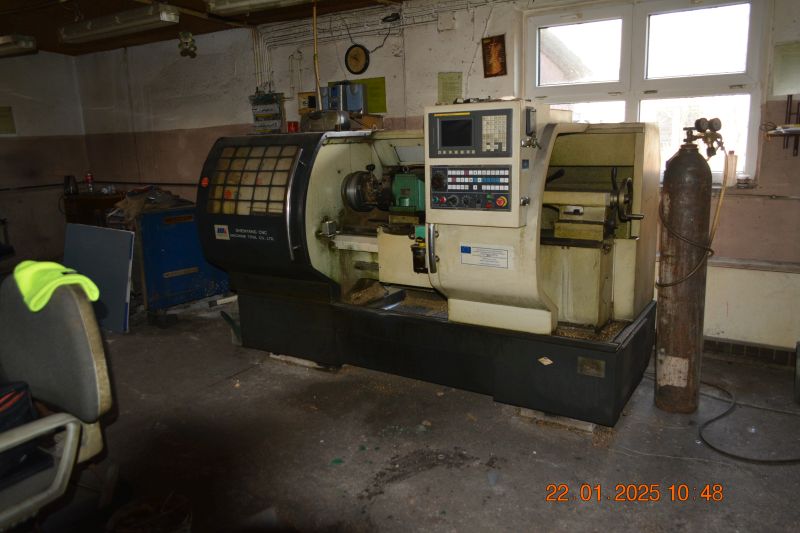 Tokarka CAK 4010V1 CNC - widok z boku