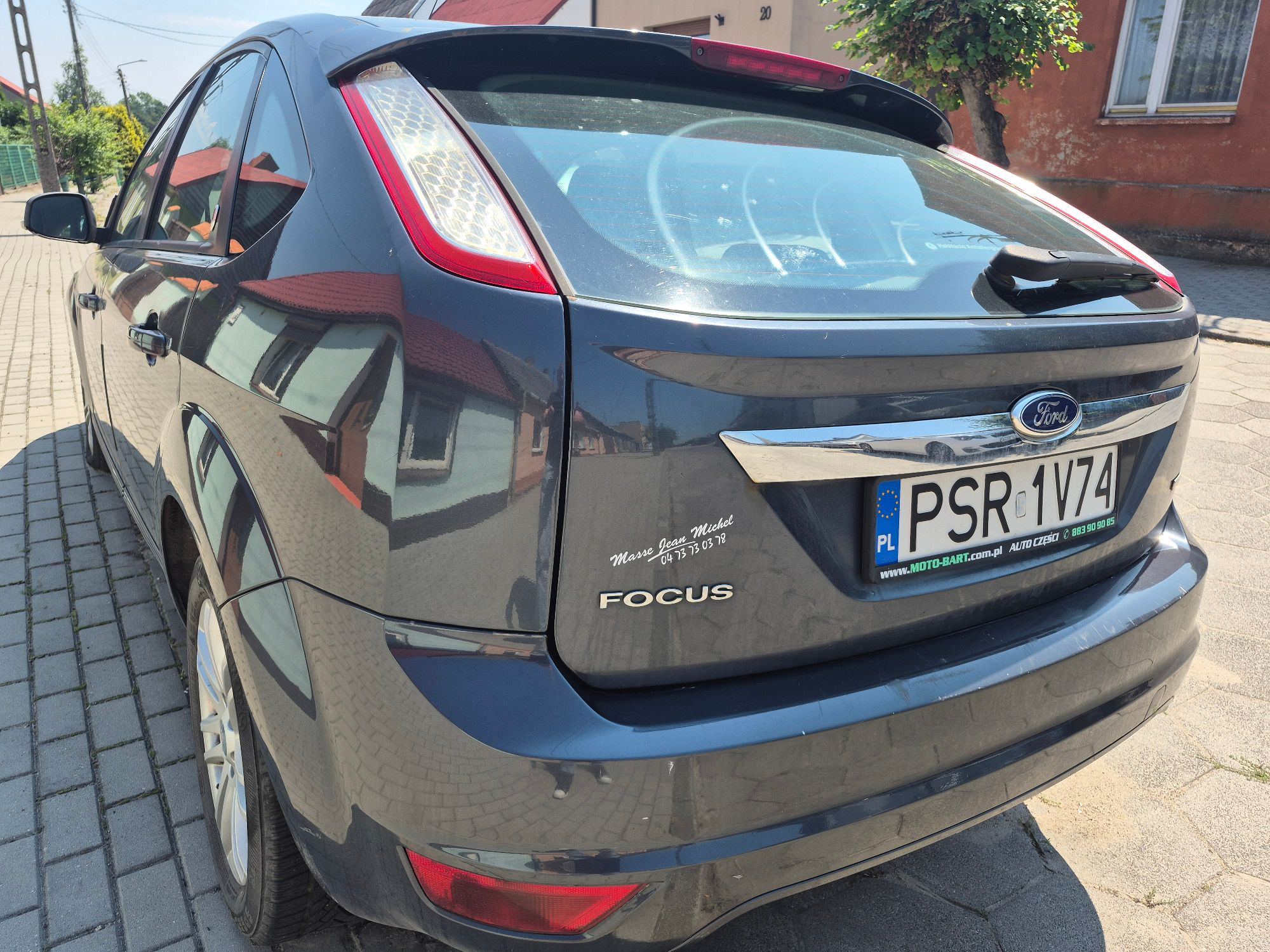 Pionowe lampy tylne z białymi kloszami kierunkowskazów. W górny spoiler wbudowane trzecie światło stopu.