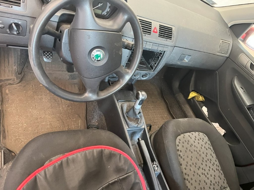 Wnętrze przedniej części pojazdu zaniedbane i bardzo brudne z pustym miejscem po wymontowanym radioodbiorniku