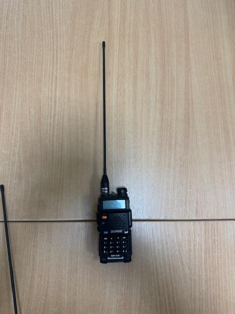 Radiotelefon z anteną koloru czarnego