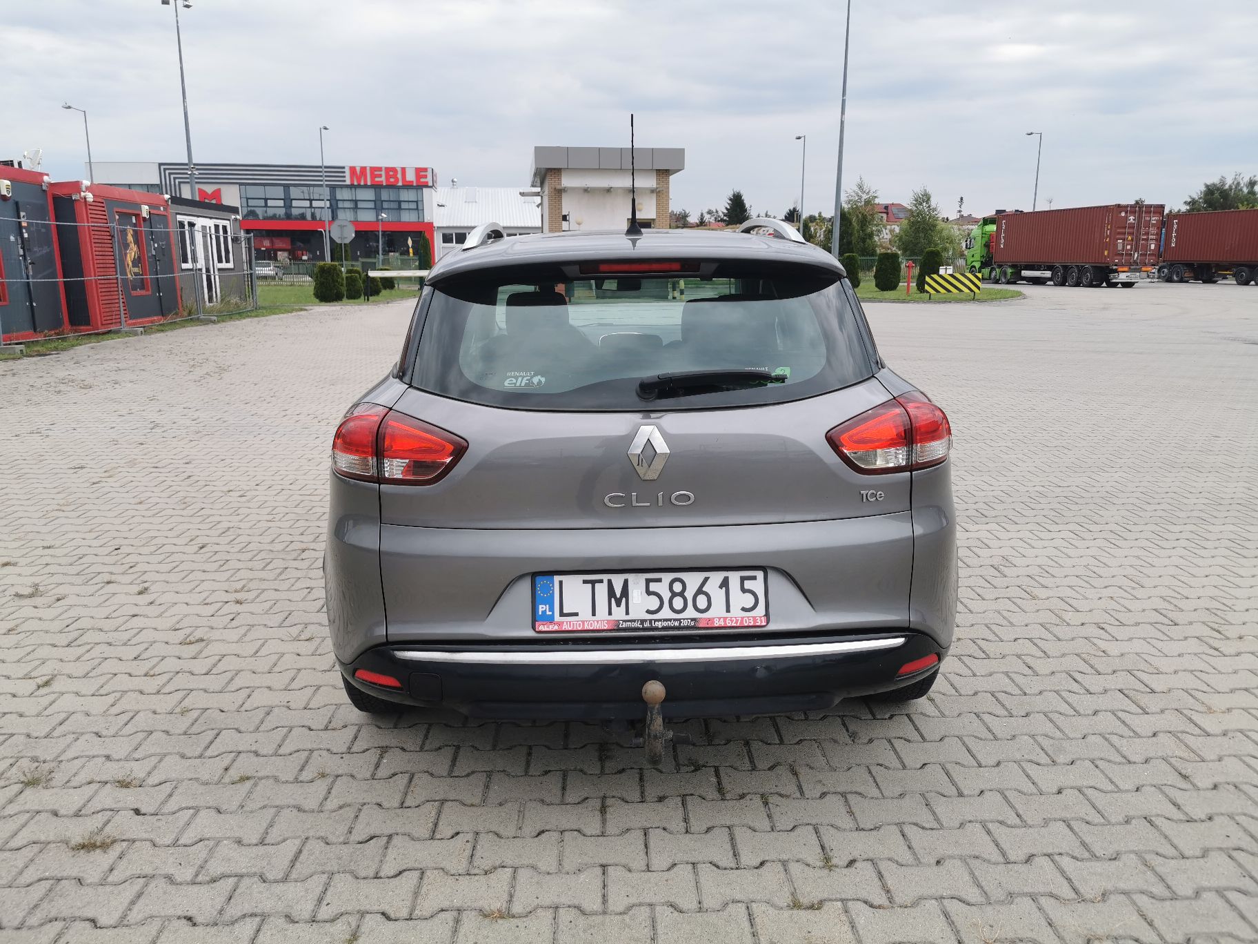 Tył pojazdu. Pokrywa bagażnika, zderzak, oznaczenie modelu, hak holowniczy