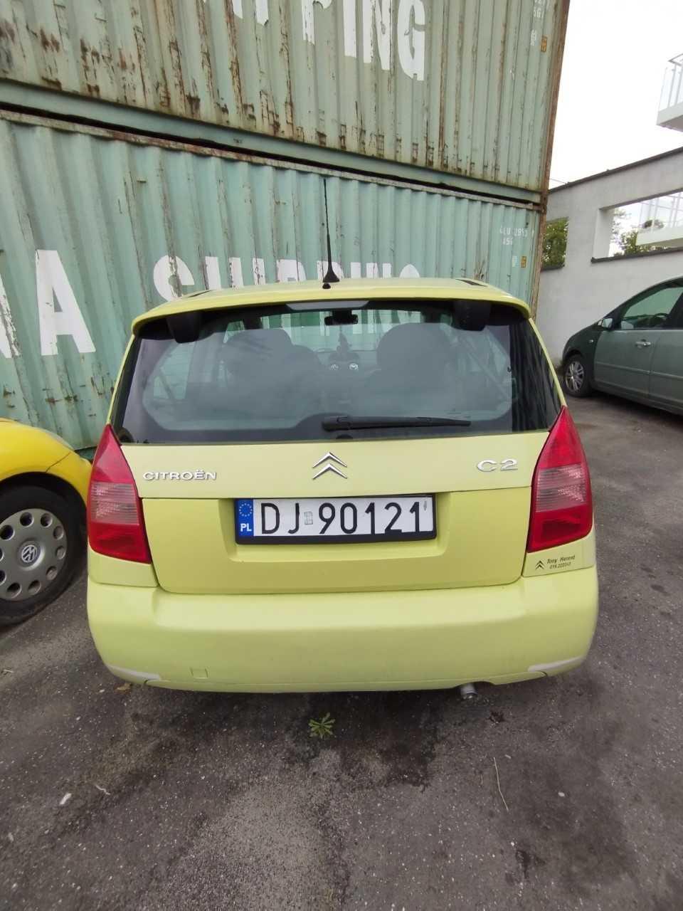 Tył pojazdu bez widocznych uszkodzeń.