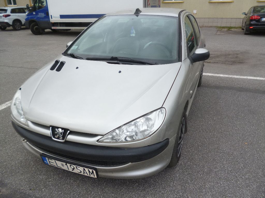 Zdjęcie przedmiotu. Przód pojazdu osobowego Peugeot 206.