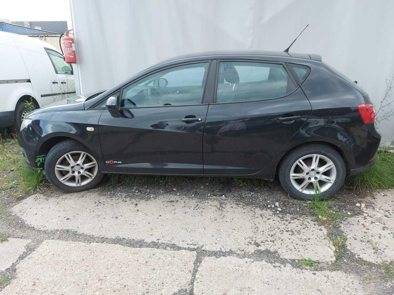 Lewy profil samochodu, pojazd ma zamontowane srebrne, pięcioramienne felgi aluminiowe.