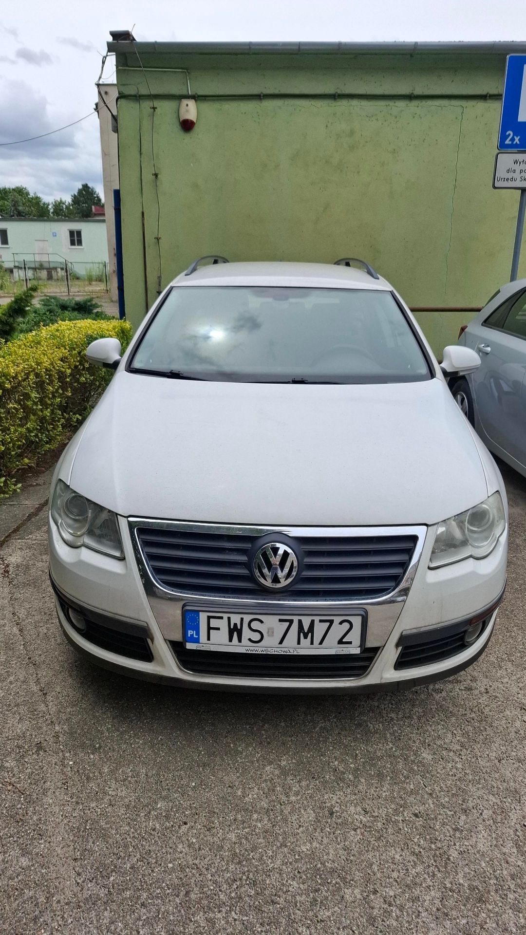 przód białego VW Passata, delikatne zabrudzenia po błocie