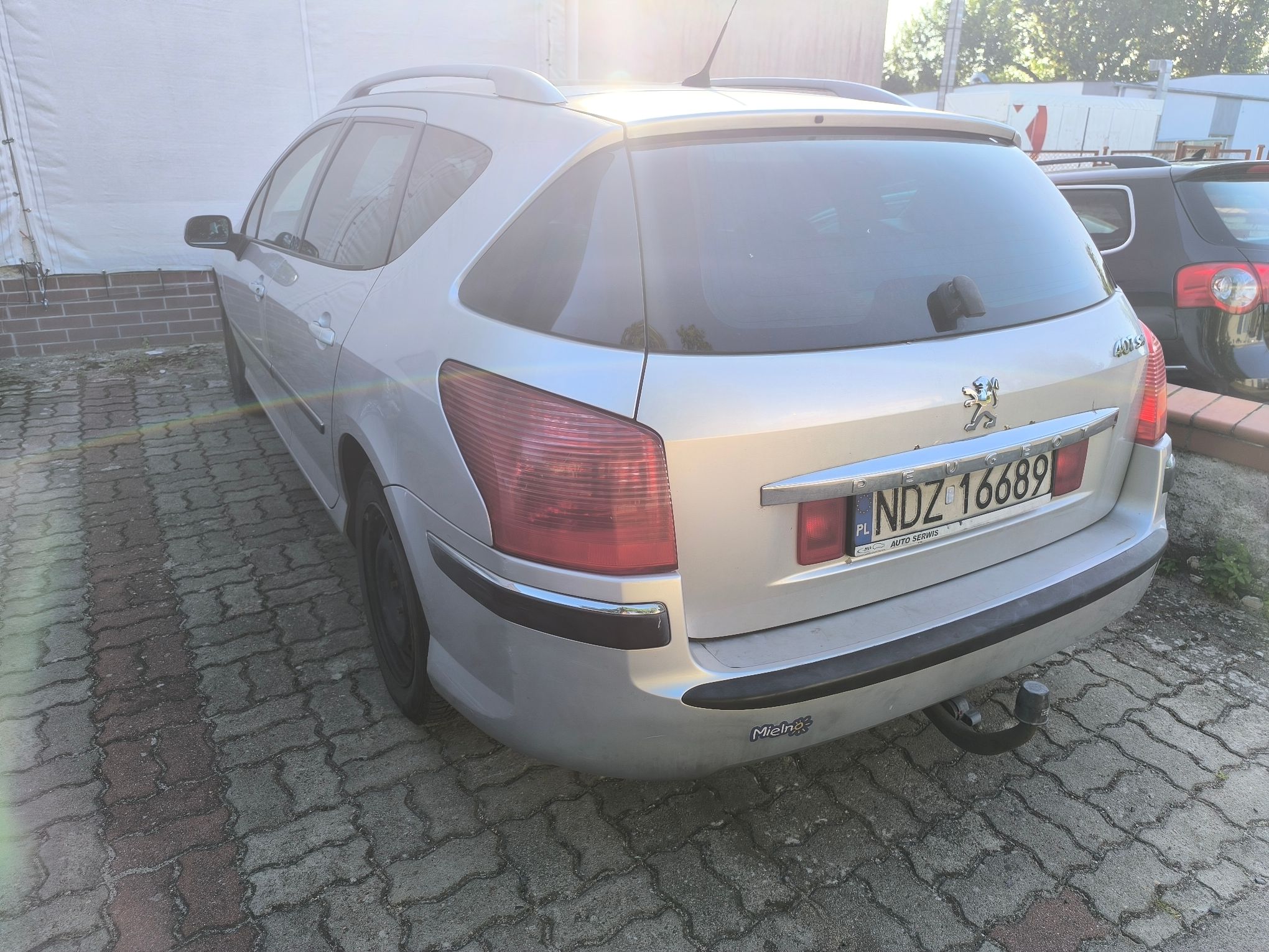 Na zdjęciu tył i lewe drzwi pojazdu.
