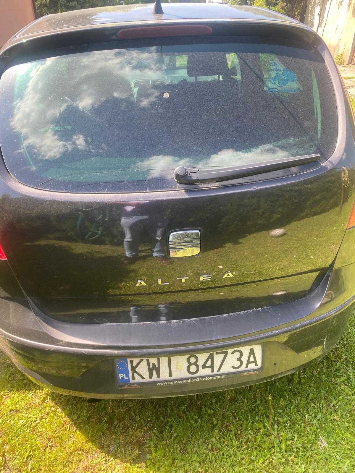 samochód koloru czarnego widok z tyłu