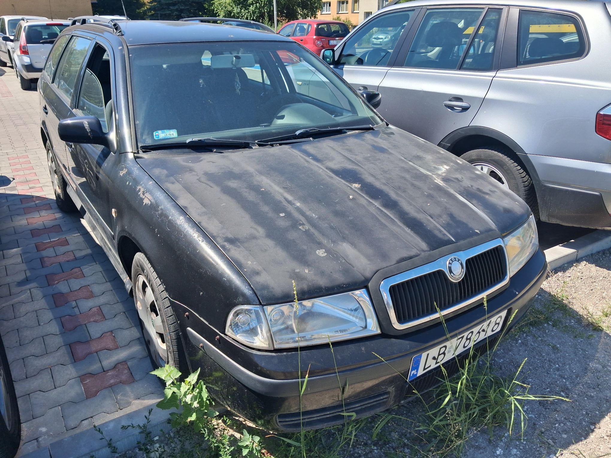 Przód czarnego samochodu kombi marki Skoda.