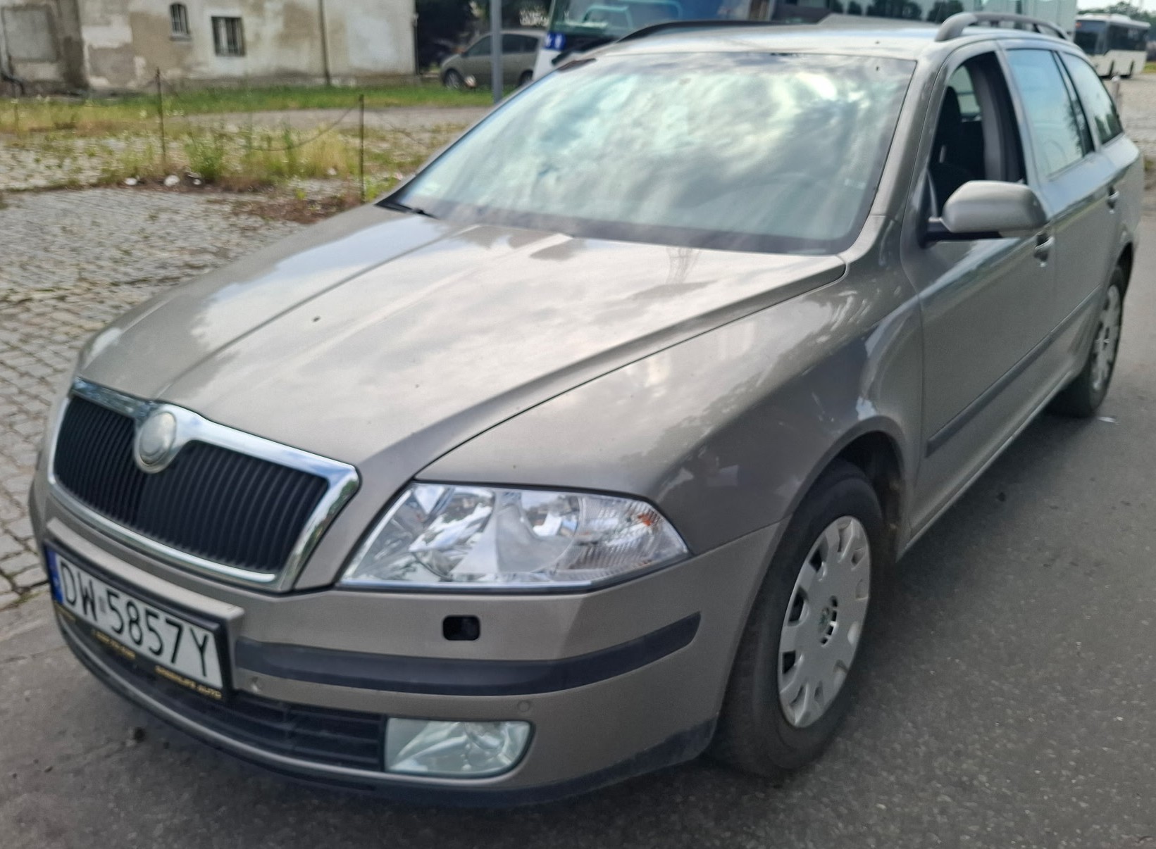 Skoda Octavia kombi, widok z przodu i prawego boku.