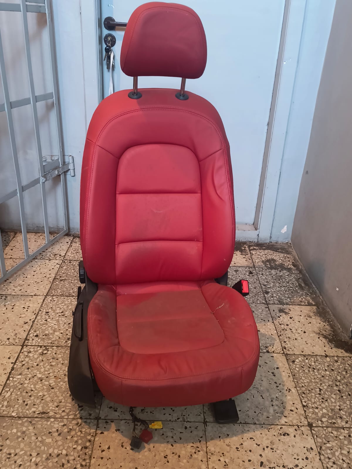 Widoczne są elementy mechanizmu regulacji po bokach oraz klamra pasa bezpieczeństwa