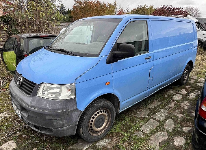 Samochód Volkswagen Transporter w kolorze niebieskim widoczny od przodu z prawej strony.