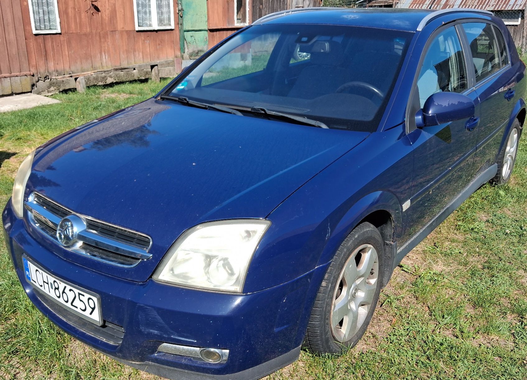Samochód osobowy marki Opel koloru granatowego, widok z przodu.